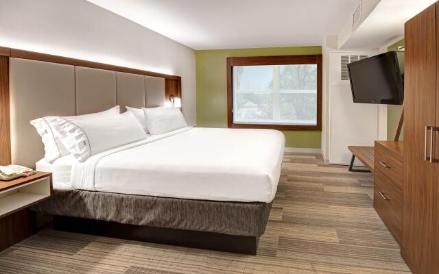 Holiday Inn Express Woodbridge, an IHG Hotel