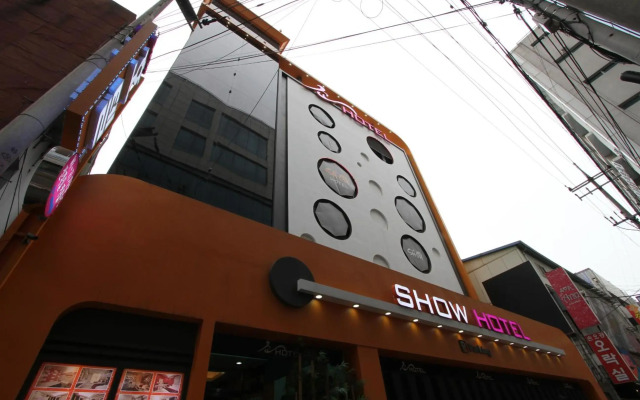 Show Hotel