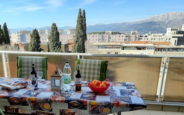 Inviting 3 Sleeper Apartment in Split