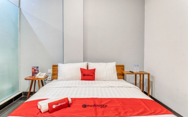 RedDoorz Plus near Taman Ismail Marzuki – Guest Rooms – Jakarta