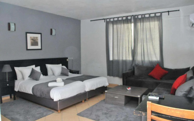 Hotel East West