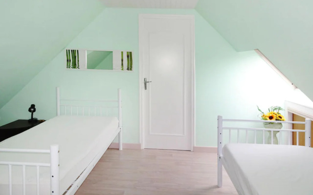 Holiday Home With Well-kept Garden in Plourivo
