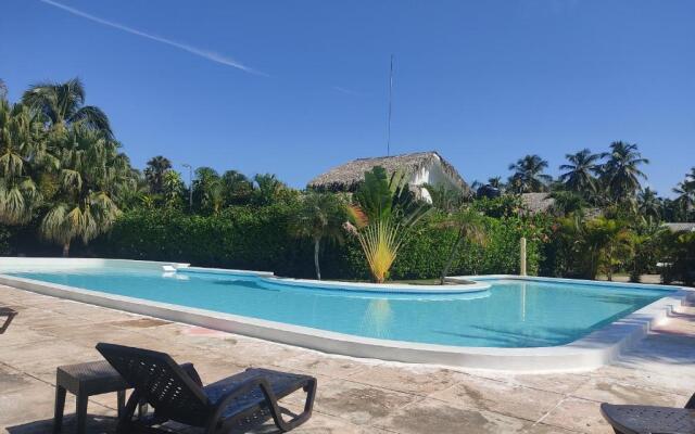 Apartment with pool & garden in beach area