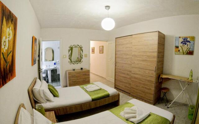 Village Corner 3 bedroom apartment with garage