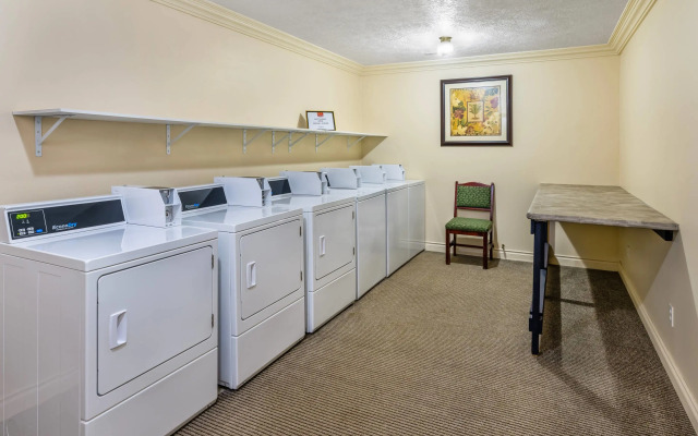 Econo Lodge Inn & Suites