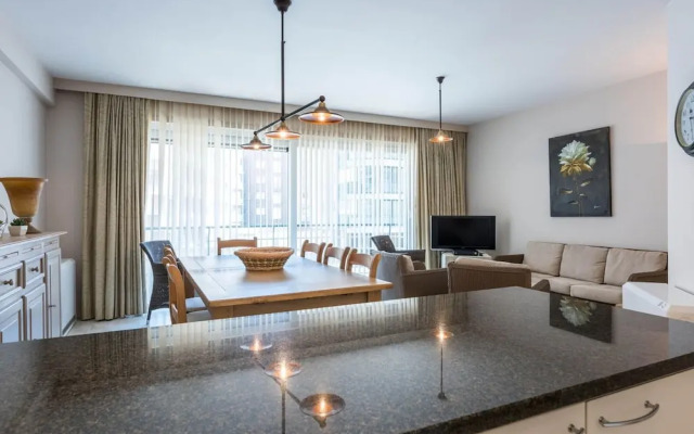 Apartment Near Seawall With sea View