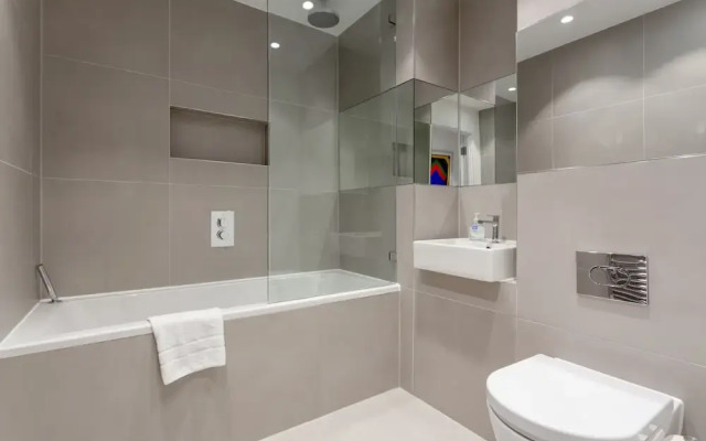 Modern 3 Bedroom Top Floor Apartment