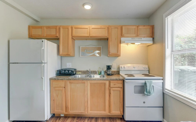 Walk to Beach: Cozy Unit in Galveston!