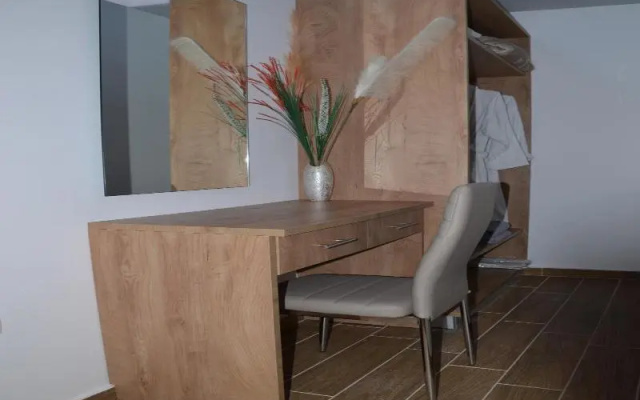 Zeus Throne Suites