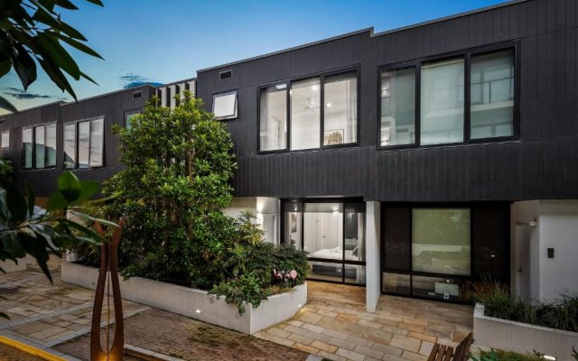 StayCentral Northcote Townhouse With Study