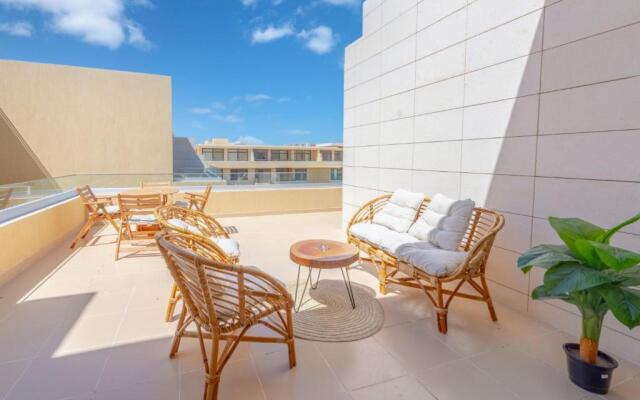 Modern 2-Bedroom Penthouse G-Cribs Pool view