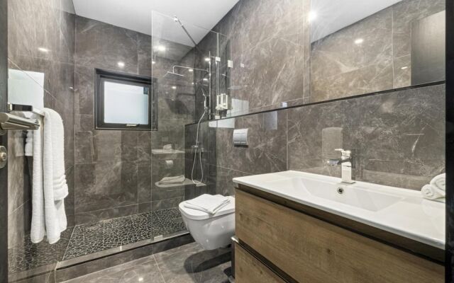 Unique Modern 4BR w Large Private Pool Mini Golf