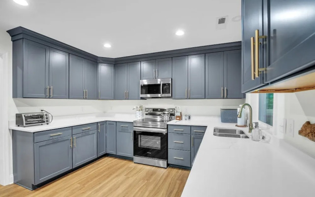 Woodhaven: Your Serene Countryside Escape 5 Bedroom Farmhouse by RedAwning