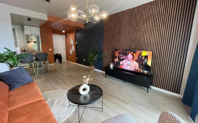 Brand new apartment with gym&rooftop pool.