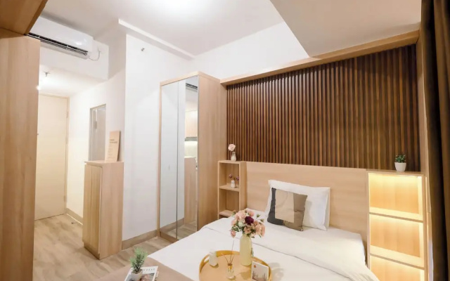 Minimalist Warm Wood Studio At Tokyo Riverside Pik 2 Apartment – Guest Rooms – Jakarta