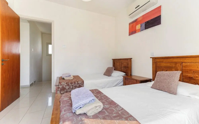 Coral Bay Villa - Sleeps 6 - Pool - Parking