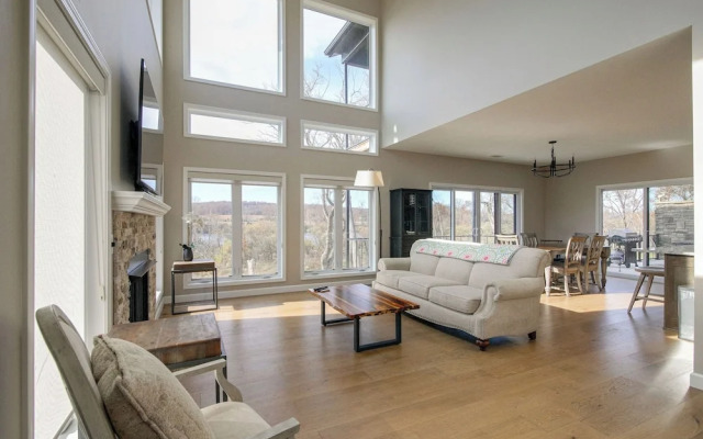 Riverfront Cotter Home: Close to Trout Fishing!