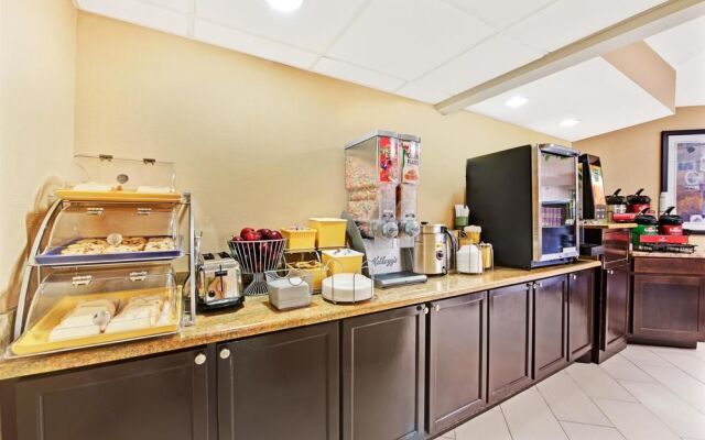 Days Inn & Suites by Wyndham DeSoto