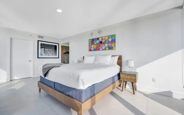 Stunning 2BR 2BA  Bay Harbour with Pool