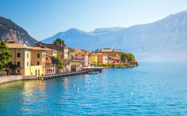 Liano Violetta -view Lake & Parking