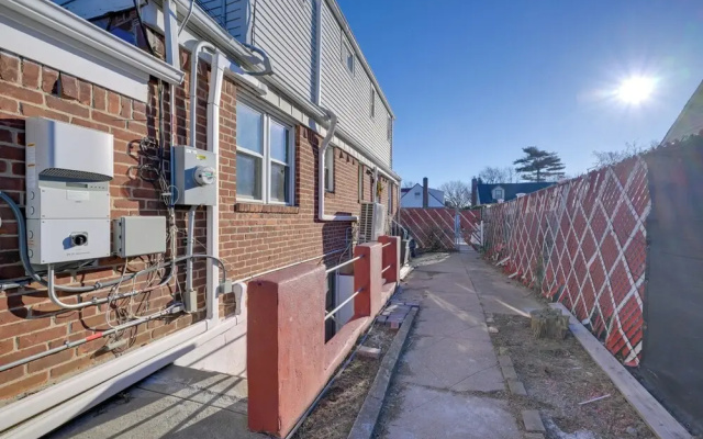 Lovely Elmont Apartment - Walk to Bus Stop!