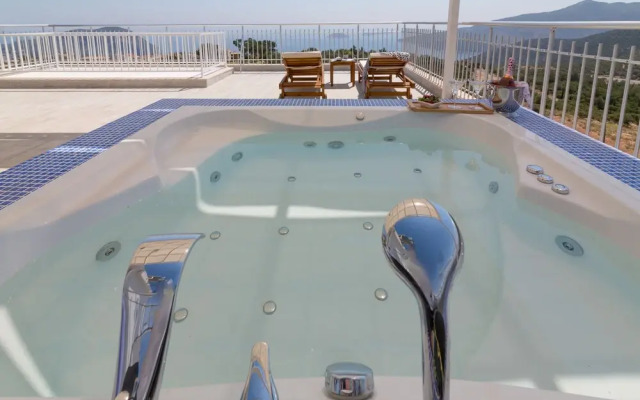 Villa Infinity by Akdenizvillam