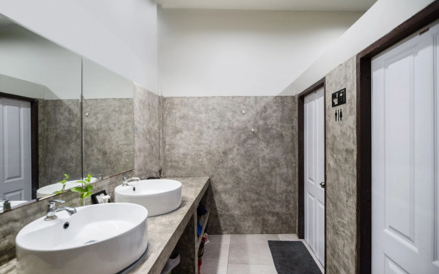 OYO 612 Hansa Hostel