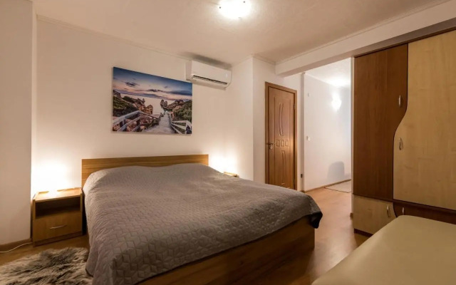 Modern & Cozy 2BD Apartment with Mountain View