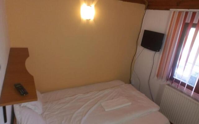 Double room with private bathroom by OSTERIA CONSTANTINO