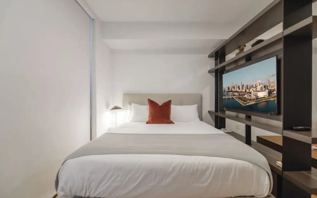 Spacious King Studio at Downtown Miami