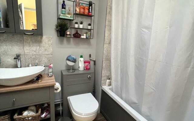 Quiet 3 Bedroom House With a Garden in Putney