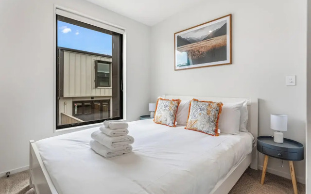 Fresh & sleek Grey Lynn unit with private patio