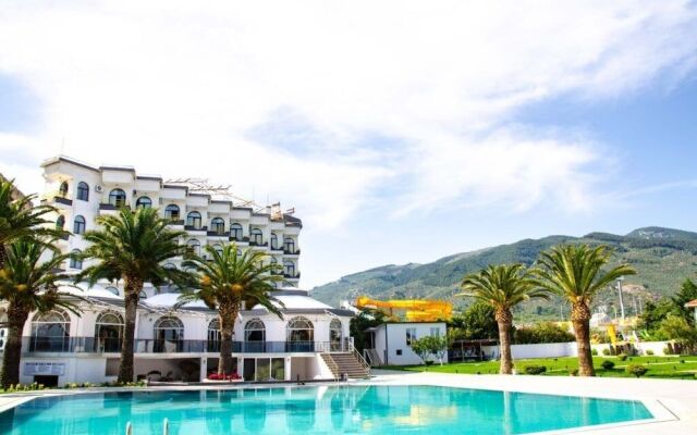 Serenita Beach Hotel