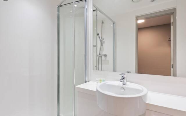 Central Modern Apartment with Fast Wifi Sleeps 6
