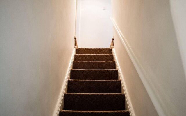 Stay Comfortable-close to City Centre-4 Bed House!
