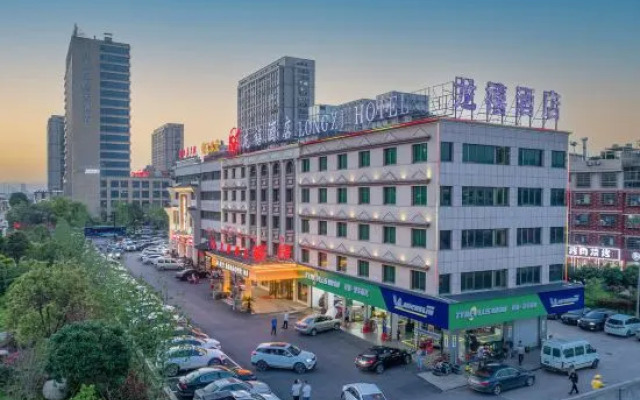 Longyi Hotel (Yiwu Yisanli Aegean Shopping Park)