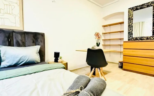 Spacious 7BR Apartment Prime Location