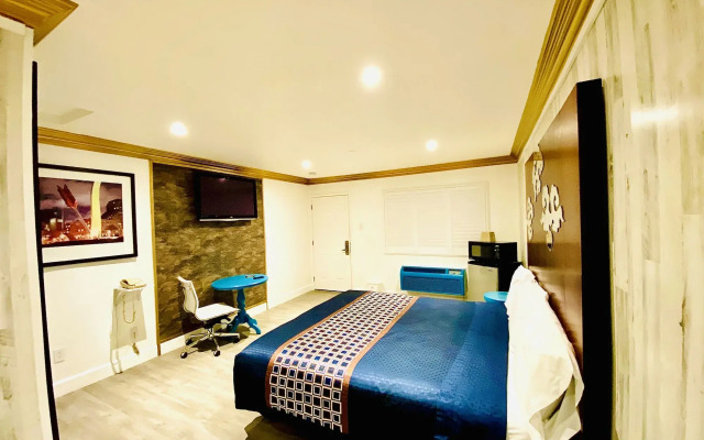 Casa Blanca Inn & Suites