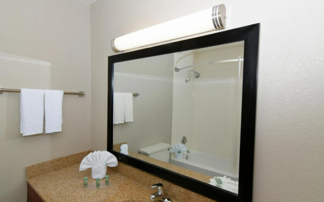 Rock Island Inn & Suites Marshalltown