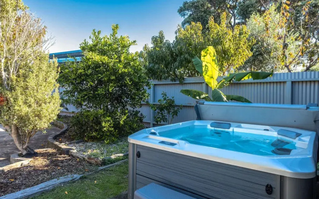 Driftwood Beach House with Spa Pool