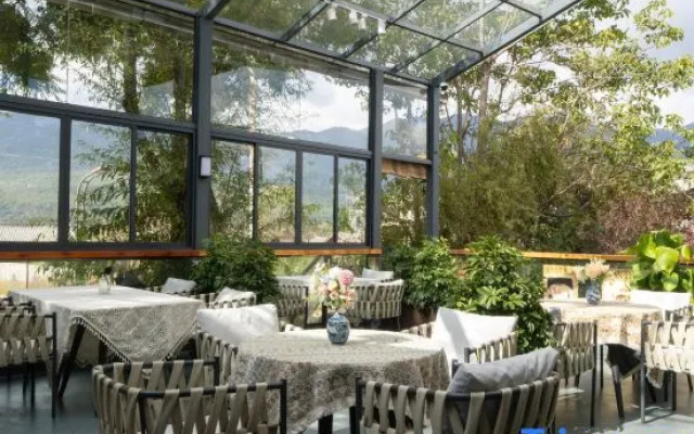 Moye Luxury Snow Mountain View Courtyard（Sunlight on Golden Mountains）Vacation Boutique Hotel – Restaurant – Lijiang