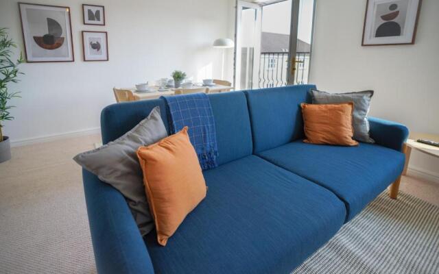 Rowsby Court - Stylish Apartment with Private Parking