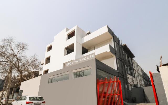 OYO Townhouse 408 Udyog Nagar