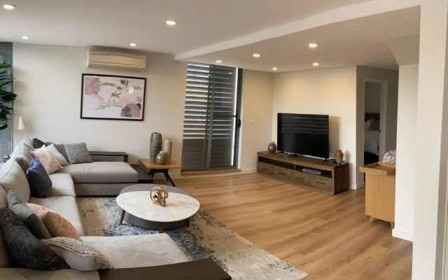 Crows Nest - Executive Penthouse - 3 Bedroom- 5km to City