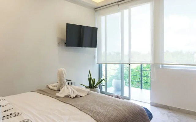Luxury Studio Rooftop Pool and Jacuzzi
