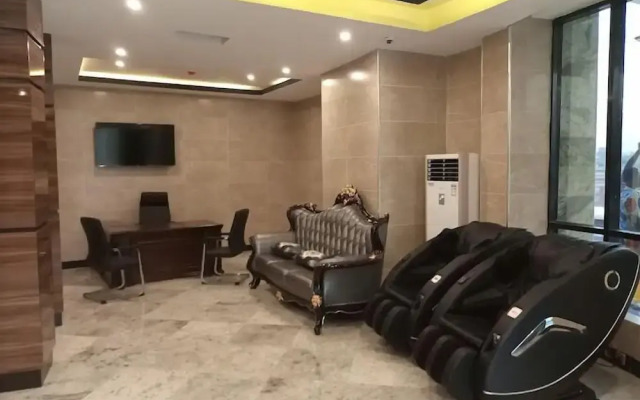 Rento Hotel and Suites