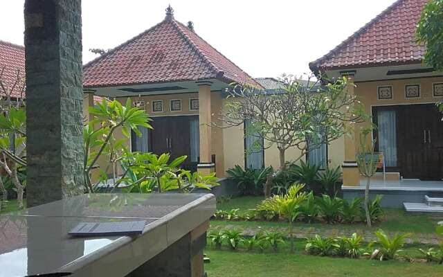 Yogi Beach Bungalow & Restaurant Lembongan