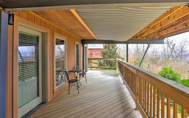 Beautiful Central Fayetteville Townhome w/ Views!