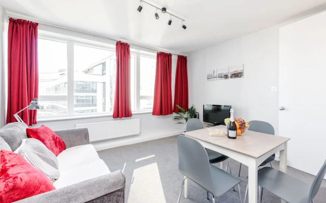 Stylish Riverview Apt with Roof Terrace