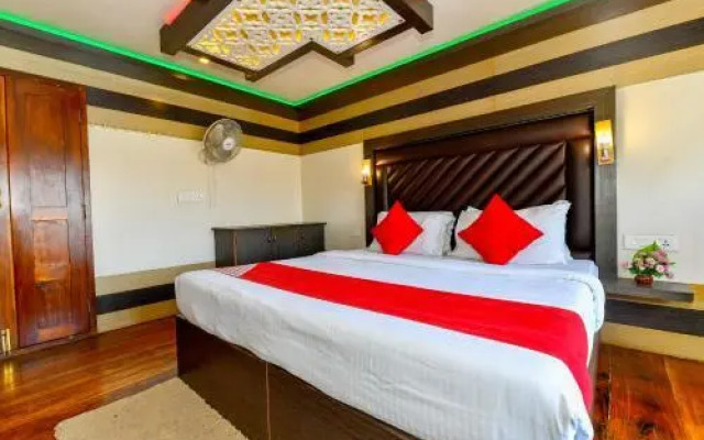 Oyo 25105 Houseboat Luxury Sharing Water Cruise
